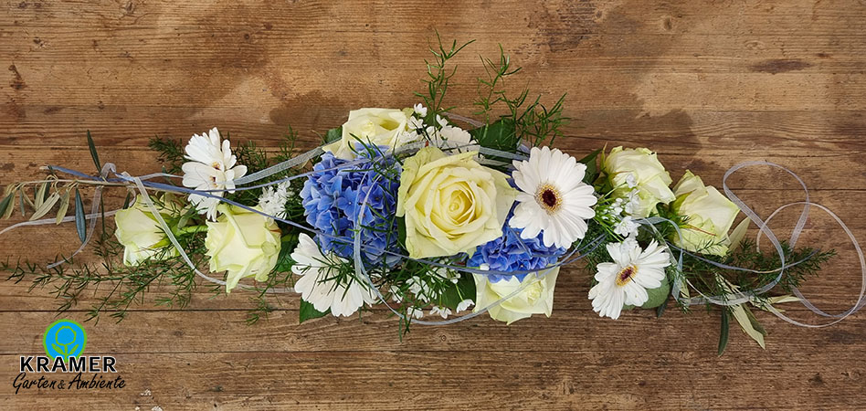 Tischdeko mit blauen, weißen & gelben Blumen