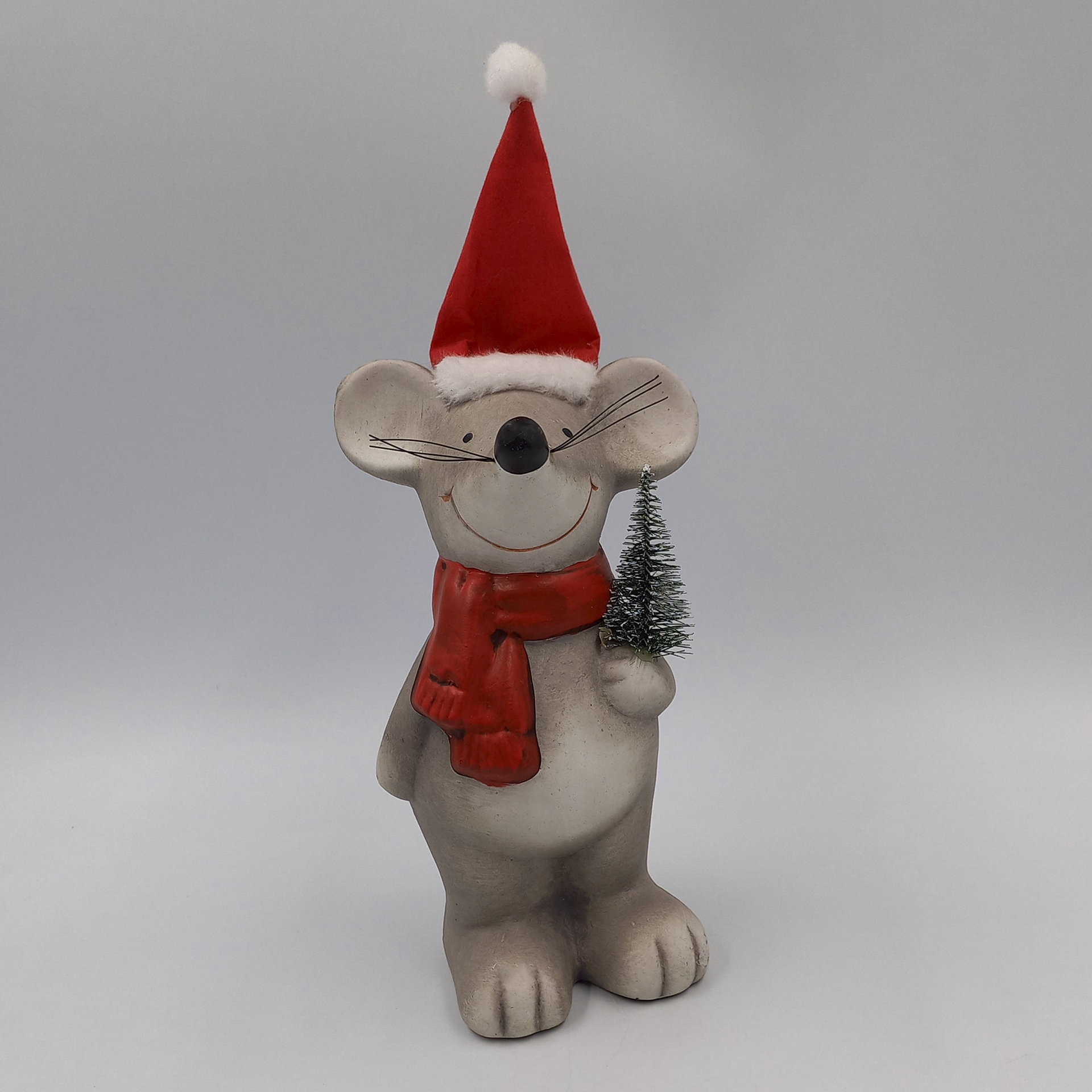 Maus als Nikolaus mit roter Zipfelmütze, rotem Schal und Weihnachtsbaum