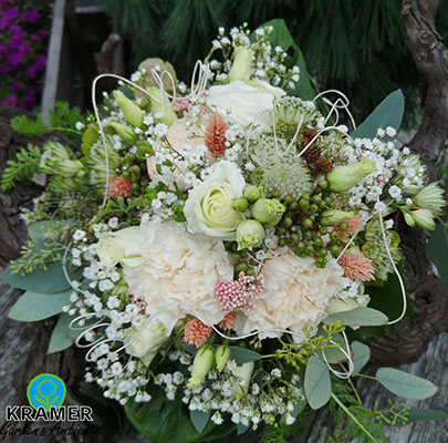 Moderne Brautsträuße mit Eukalyptus und hellen Blumen
