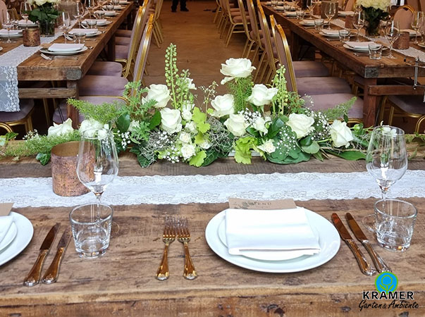 Esstisch, Tisch, Tischplatte, Blumen-Arrangement, Drinnen